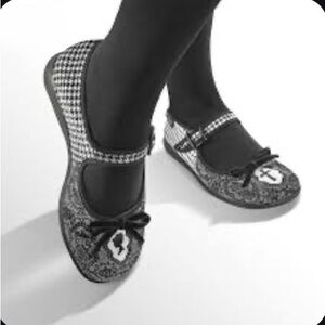 Hot Chocolate Design Chocolaticas Simonette Women's Mary Jane Flat. Size 6